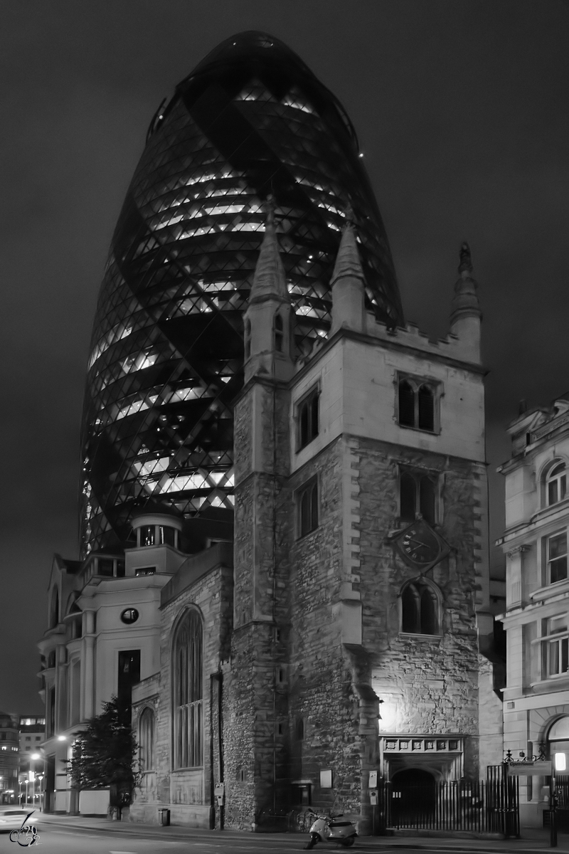 Die Kirche St. Andrew Undershaft wurde 1532 erbaut, dahinter der 180 Meter Hohe auch Gewrzgurke genannte Wolkenkratzer 30 St Mary Axe. (London, September 2013)