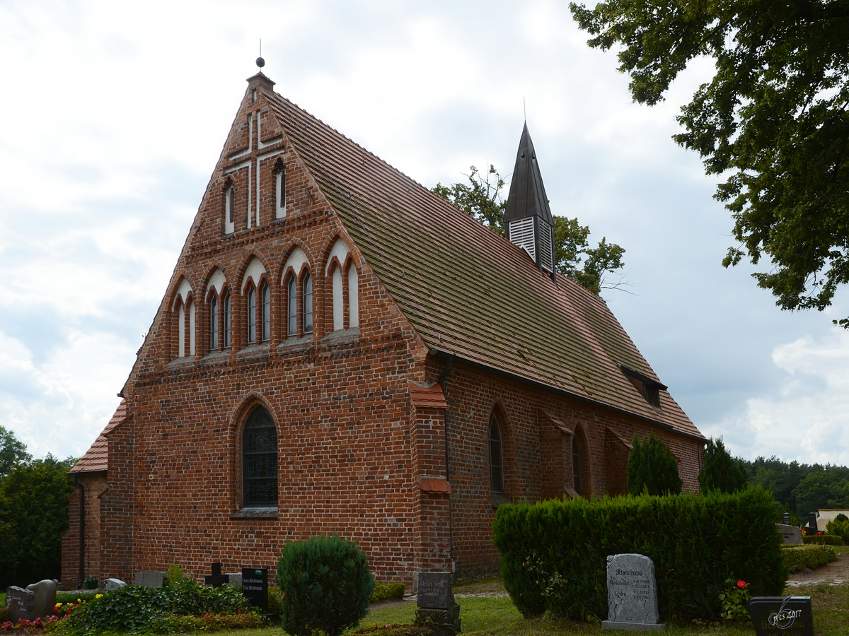 Die Kirche St. Johannis in Katzow wurde um 1300 errichtet. (August 2013)