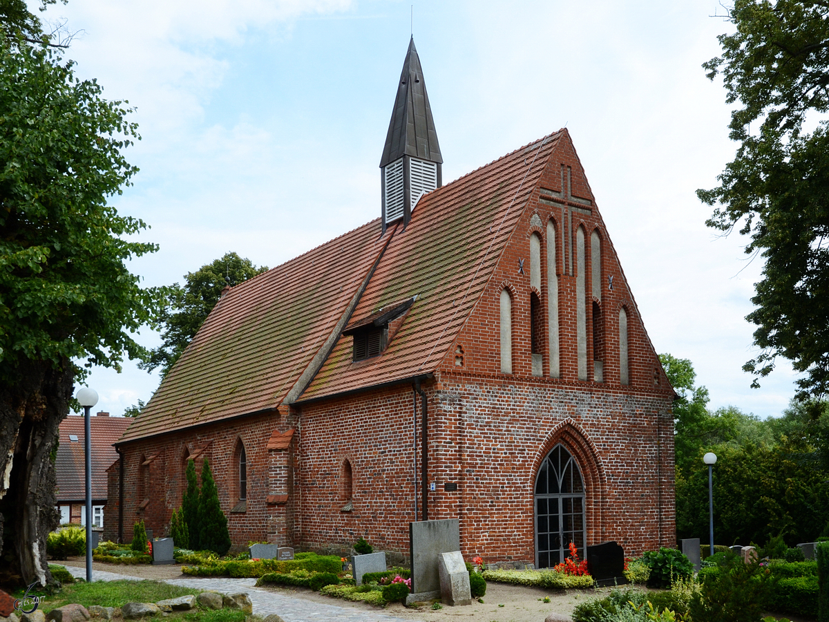 Die Kirche St. Johannis in Katzow wurde um 1300 errichtet. (August 2013)