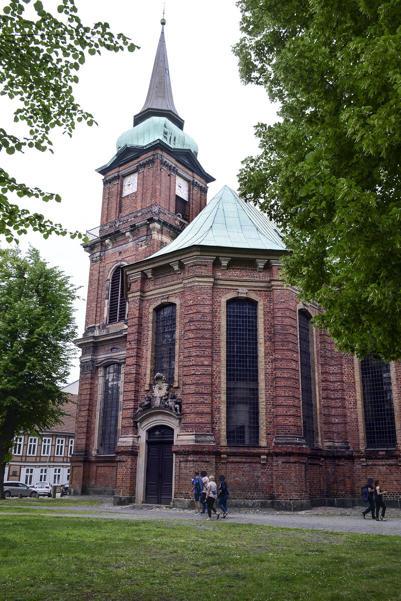 Die Kirche St. Nikolai Schwerin, auch Schelfkirche genannt, ist eine barocke Backsteinkirche im Schweriner Stadtteil Schelfstadt in der Form eines Zentralbaus aus dem frhen 18. Jahrhundert. Sie ist eine der wenigen barocken Backsteinkirchen Norddeutschlands und der erste groe nachreformatorische Kirchenbau Mecklenburgs. Aufnahme: 17. Juni 2022.