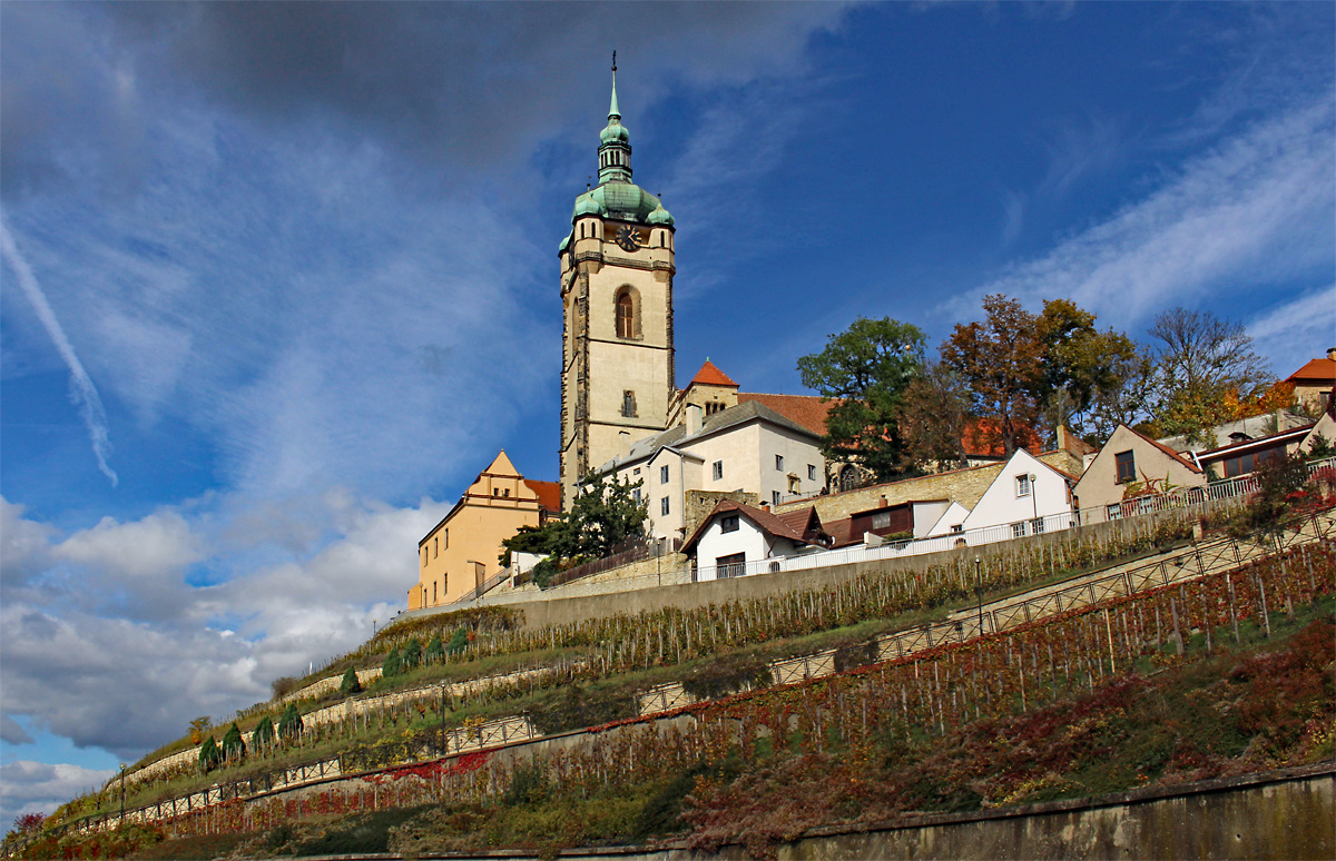 Die Kirche St. Peter und Paul in Mělnk, hoch ber der Elbe gelegen (um Hochwasser muss man sich dort keine Gedanken machen), direkt links davon das Schloss oberhalb der Weinberge, die bis runter an die Elbe reichen, ergeben eine recht interessante Silhouette dieser bhmischen Kleinstadt, vor allem, wenn das Wetter noch mitspielt wie am 09.10.2017