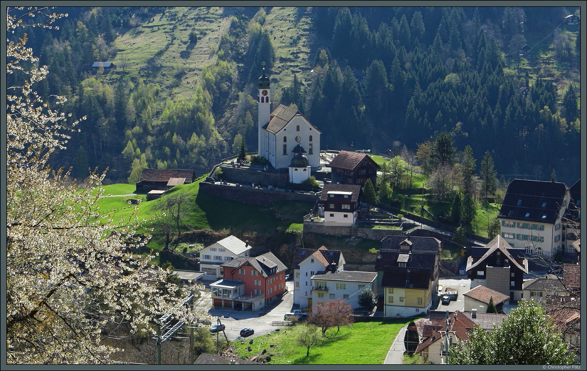 Die Kirche von Wassen wurde durch ihre Lage an der Gotthardbahn bekannt, die sich hier in mehreren Kehrtunneln den Berg empor windet. Sie ist dem heiligen Gallus gewidmet und wurde 1734 errichtet. (20.04.2022)