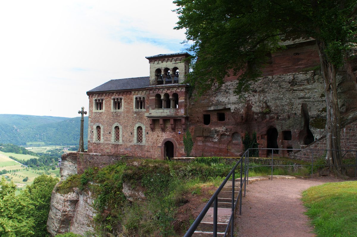 Die Klause Kastel ist ein von Mnchen in die Felswand aus Sandstein geschlagenes Refugium auf einem Plateau ber dem Saartal. Karl Friedrich Schinkel entwarf auerdem auch die Grabkapelle fr Johann von Bhmen. Schinkel nutzte fr den Bau die Ruine der Klause Kastel, die um 1600 entstanden war und 1833 in den Besitz Friedrich Wilhelms IV. bergegangen war. Der Leichnam Johanns von Bhmen befindet sich seit 1946 in Luxemburg, der klassizistische Sarkophag ist seitdem leer. Die Grabkapelle gehrt zu den wichtigen Sptwerken Schinkels und gilt als bedeutendes Zeugnis der klassizistischen Neoromanik. Schinkel verzichtete darauf, das erhaltene Erdgeschoss der Ruine mit seinem gotisierenden Kreuzrippengewlbe aus dem 17. Jahrhundert zu verndern, und sorgte hier nur fr eine bunte Fensterverglasung. Das neue Mauerwerk gestaltete er nach dem Muster des schon vorhandenen. Das Obergeschoss wurde mit einem Rundbogenfries und Fenstern in Form von Drillingsarkaden versehen; auf die Nordseite wurde ein Glockengiebel in italienischem Stil aufgesetzt. Kastel-Staadt am 28.06.2015