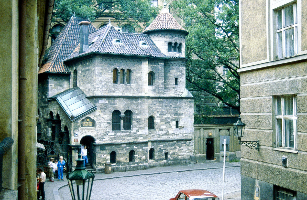 Die Klausen-Synagoge im Judenviertel Josefstadt in Prag. Bild vom Dia. Aufnahme: Juli 1990.