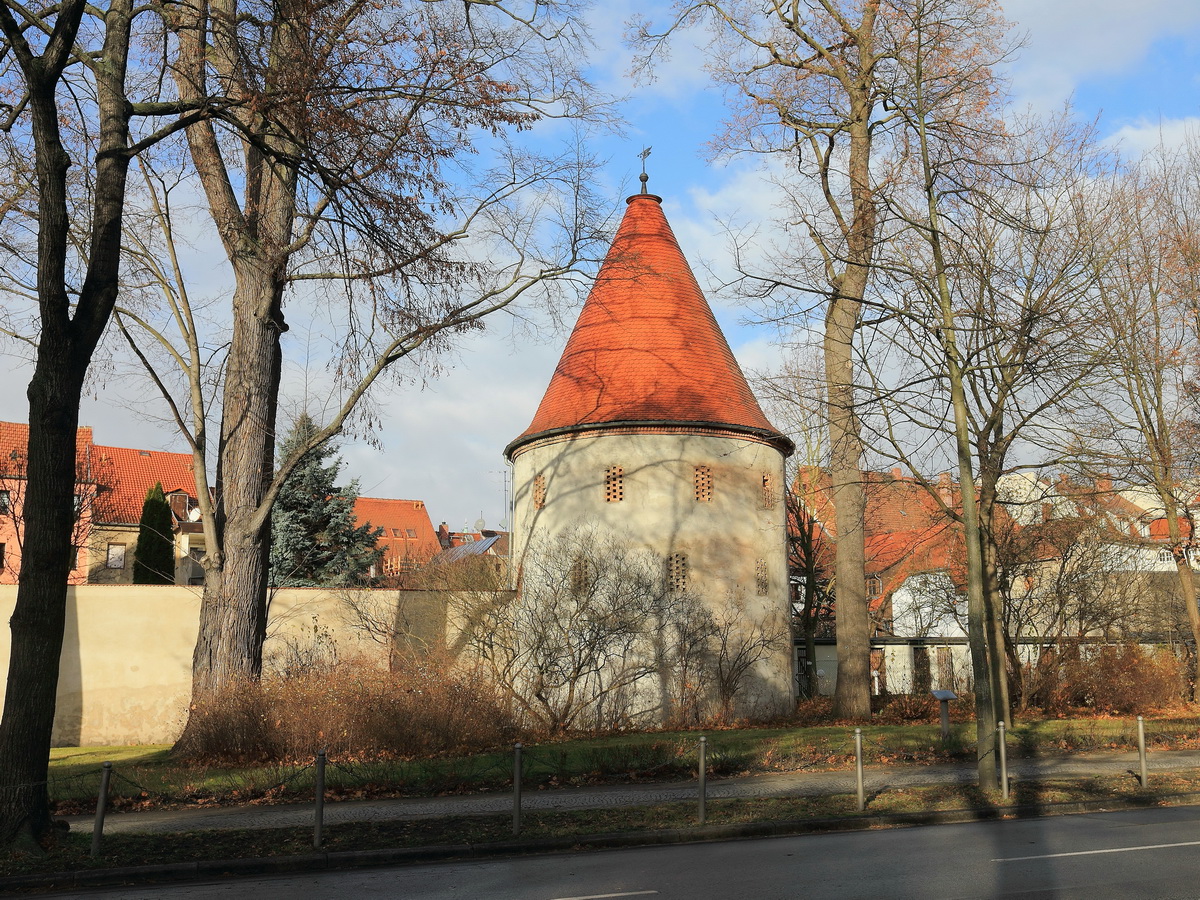 Die Kleine Bastei mit Resten der Stadtmauer am 27. November 2016 in Zittau bei Sonnenschein.