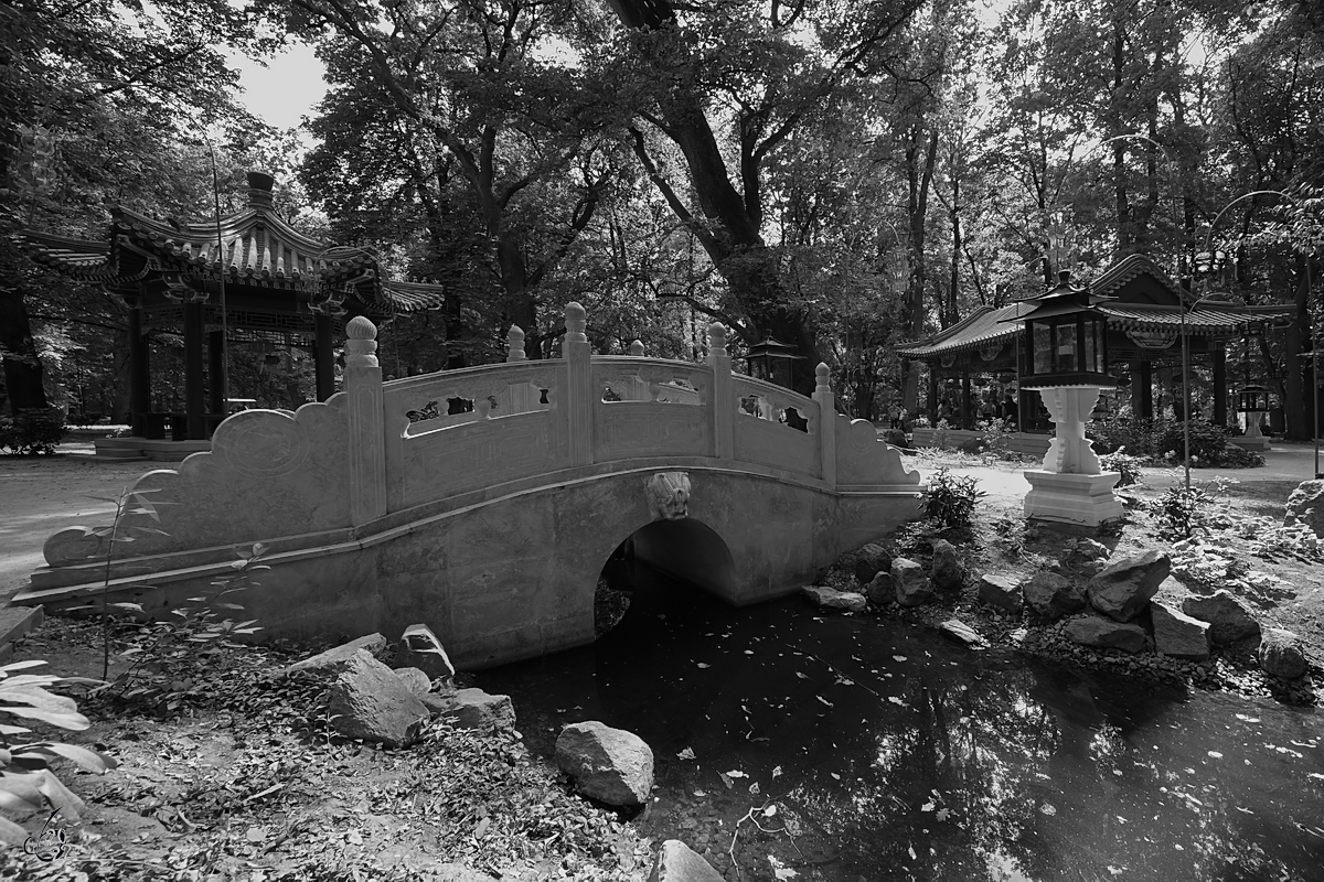 Die kleine Brcke im 1780 angelegten Chinesischen Gartens des Łazienki-Parkes. (Warschau, August 2015)