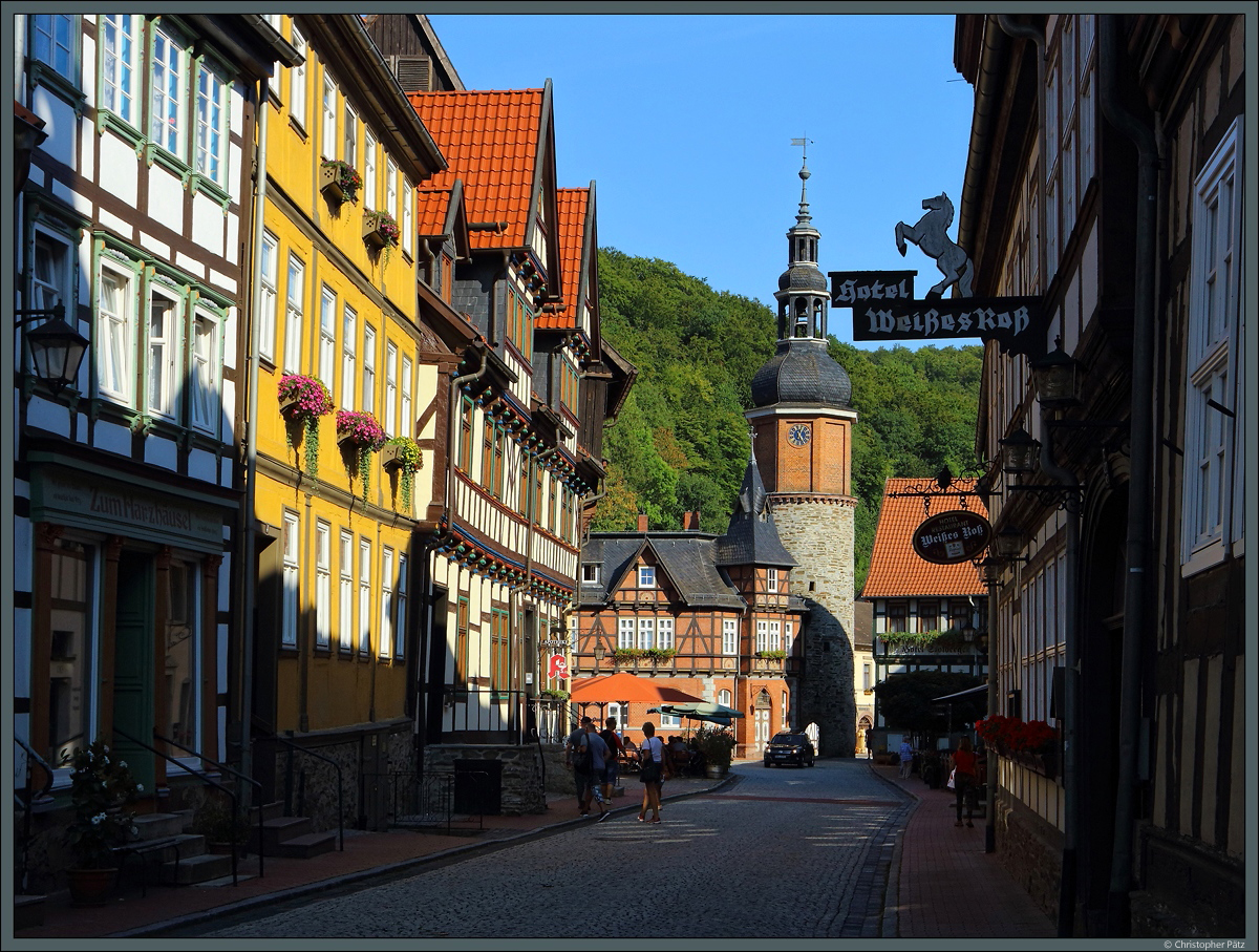 Die kleine Harzstadt Stolberg ist fr seine zahlreichen Fachwerkhuser bekannt. Der heutige Luftkurort war Residenz der Grafen zu Stolberg. Zu sehen ist der Blick entlang der Rittergasse ber den Marktplatz auf den Seigerturm aus dem 13. Jahrhundert. (19.08.2018)