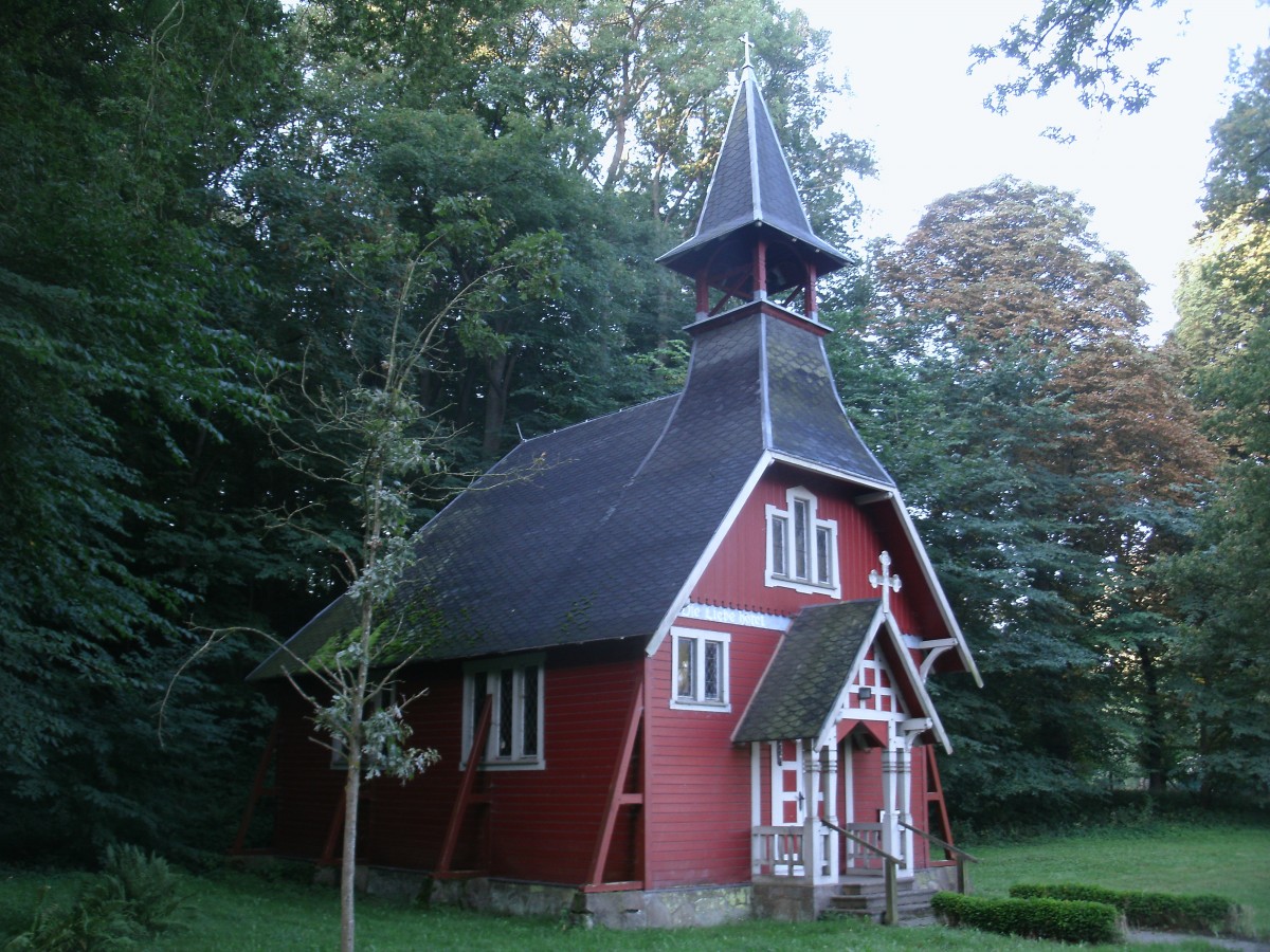 Die kleine Kirche am Ortseingang von Ralswiek am 12.September 2013.