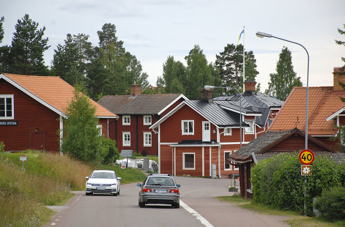 Die kleine Ortschaft Tllberg am Siljansee in Dalarna. Das aus dem Abraum des Kupferbergbaues in Falun gewonnene Pigment Falunrot wurde ab dem 16. Jahrhundert als Auenanstrich beliebt, da es den in Schweden vorherrschenden Holzhusern eine Farbe gab, die an die Backsteinbauten wohlhabender Mitteleuroper erinnerte.
Aufnahme: 30. Juli 2017.