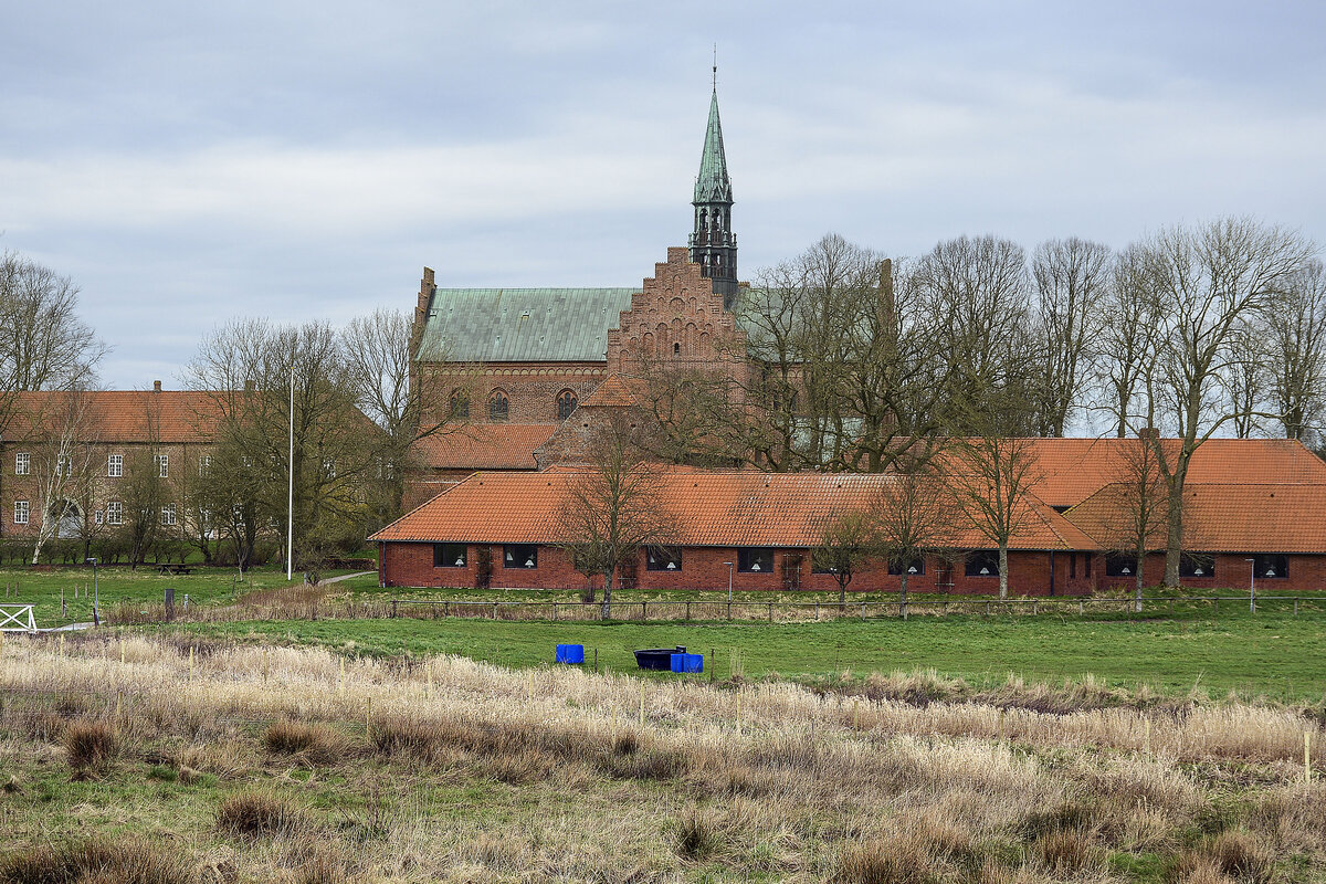 Die Klosterkiche und im Vordergrund das refugium von Lgumkloster (deutsch Lgumkloster) in Nordschleswig. Aufnahme: 18. Mrz 2024.