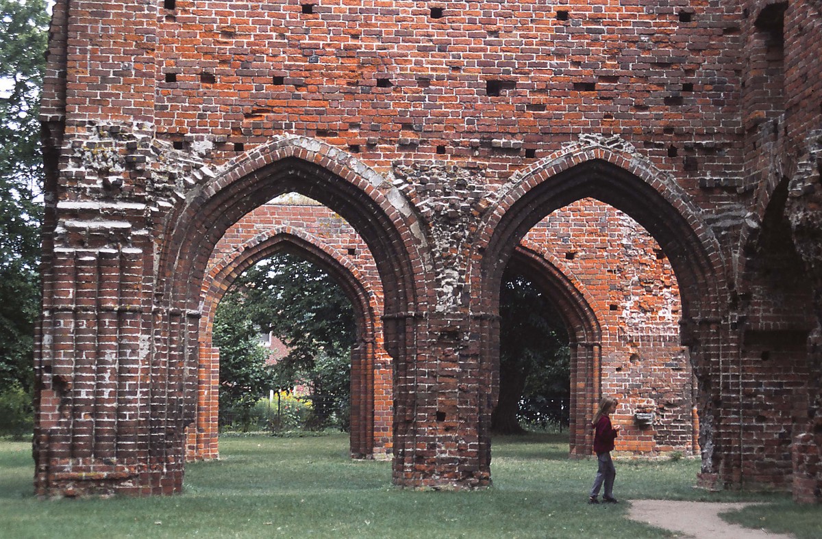 Die Klosterruine in Eldena bei Greifswald. Aufnahme: Juli 2001 (Bild vom Dia).