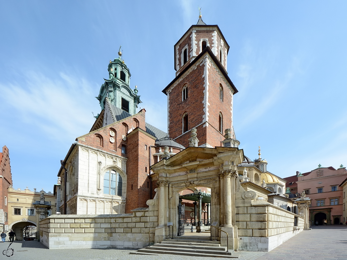 Die Knigliche Basilika und Erzkathedrale der Heiligen Stanislaus und Wenzeslaus am Wawelhgel hat eine tausendjhrige Geschichte. (Krakau, April 2014)