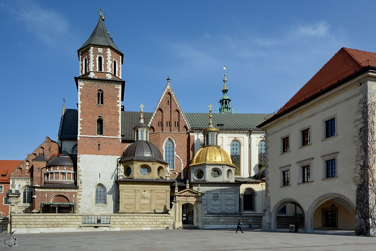 Die Knigliche Basilika und Erzkathedrale der Heiligen Stanislaus und Wenzeslaus am Wawelhgel hat eine tausendjhrige Geschichte. (Krakau, April 2014) 