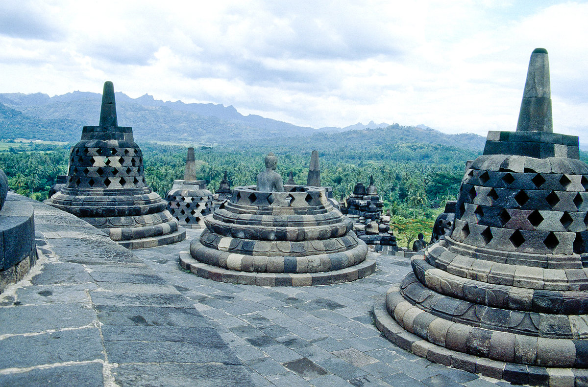 Die kolossale Borobudur-Pyramide befindet sich rund 25 Kilometer nordwestlich von Yogyakarta auf der Insel Java in Indonesien. Borobudur wurde 1991 von der UNESCO als Weltkulturerbe anerkannt. Sie gilt als das bedeutendste Bauwerk des Mahayana-Buddhismus auf Java. Bild vom Dia. Aufnahme: April 1989.
