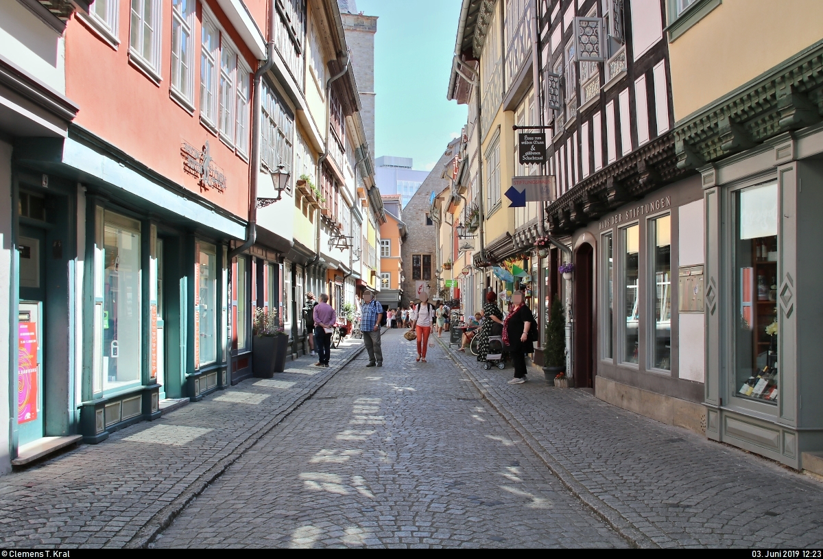 Die Krmerbrcke ist der Touristenmagnet in Erfurt schlechthin, nicht zuletzt durch die vielen gut erhaltenen Fachwerkhuser mit kleinen Geschften oder auch Cafs. Es handelt sich um die lngste durchgehend mit Husern bebaute und bewohnte Brcke Europas.
[3.6.2019 | 12:23 Uhr]