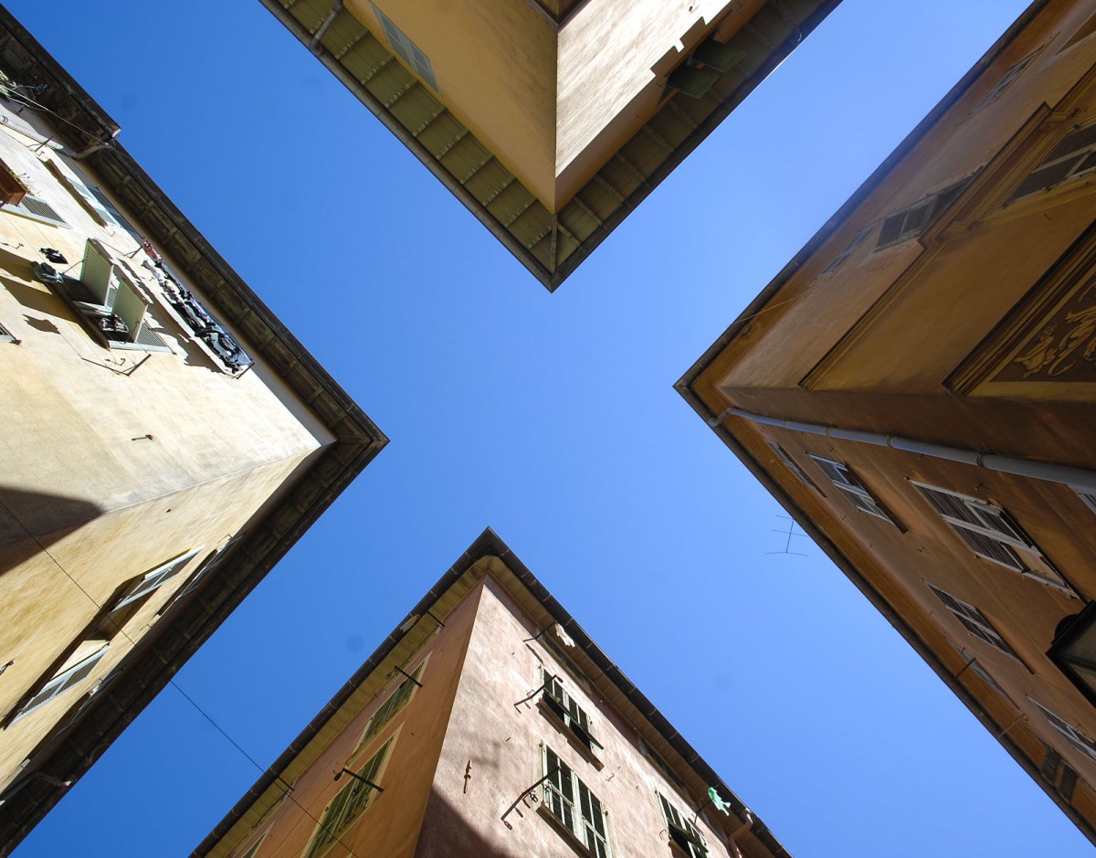 Die Kreuzung Rue Place Virile und Rue Benoit Brunico von unten nach oben gesehen. Aufnahme: Juli 2015.