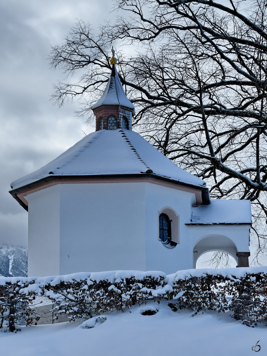 Die Kriegergedenkkapelle befindet sich in unmittelbarer Nhe der Pfarrkirche St. Nikolaus in Pfronten. (November 2023)