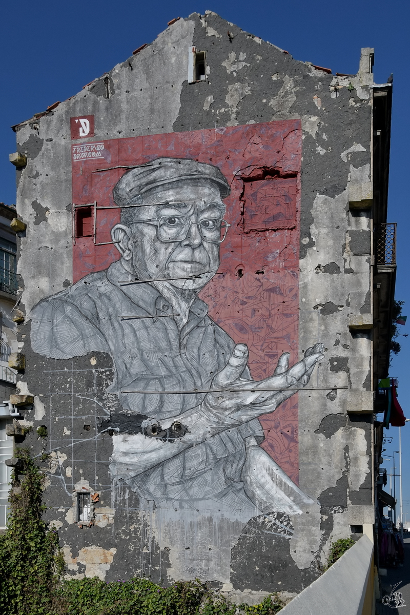 Die knstlerische Gestaltung eines Hausgiebels in Porto. (Januar 2017)