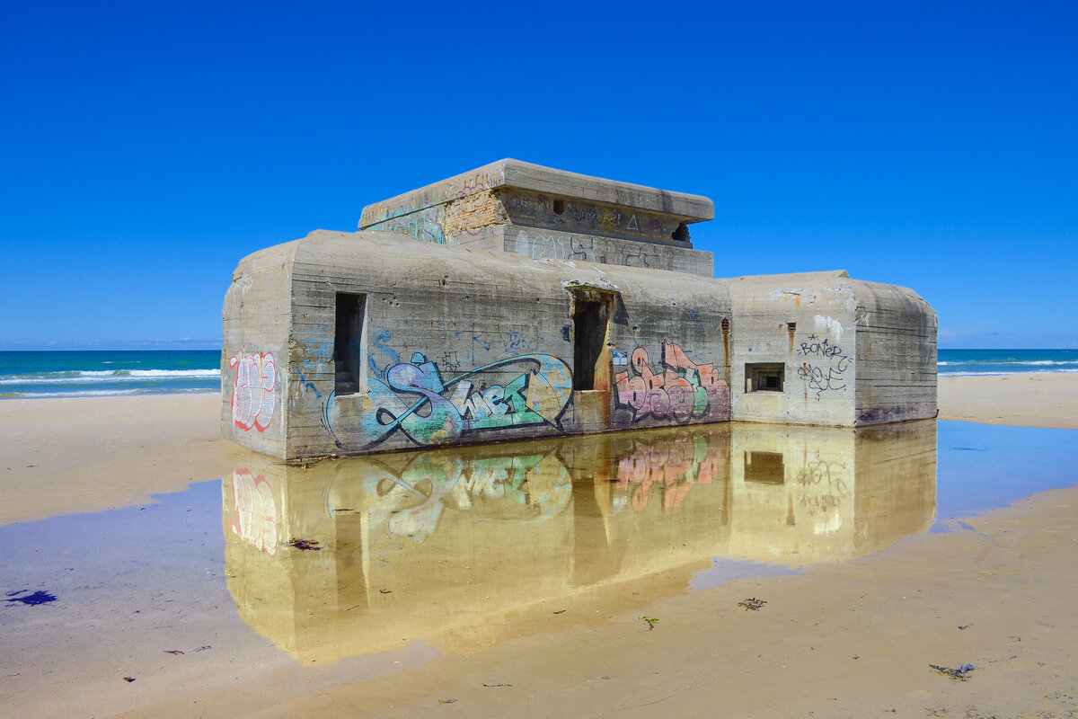 Die K�stenbatterie Furreby ist eine deutsche Weltkrieg-Befestigungsanlage n�rdlich von L�kken in D�nemark. Sie war Teil des Atlantikwalls. Durch Erosion ist ein Gro�teil der Anlage in die Nordsee abgerutscht, wodurch die m�chtigen Bunker heute direkt am Strand liegen. Aufnahme: 11. Juni 2026.
