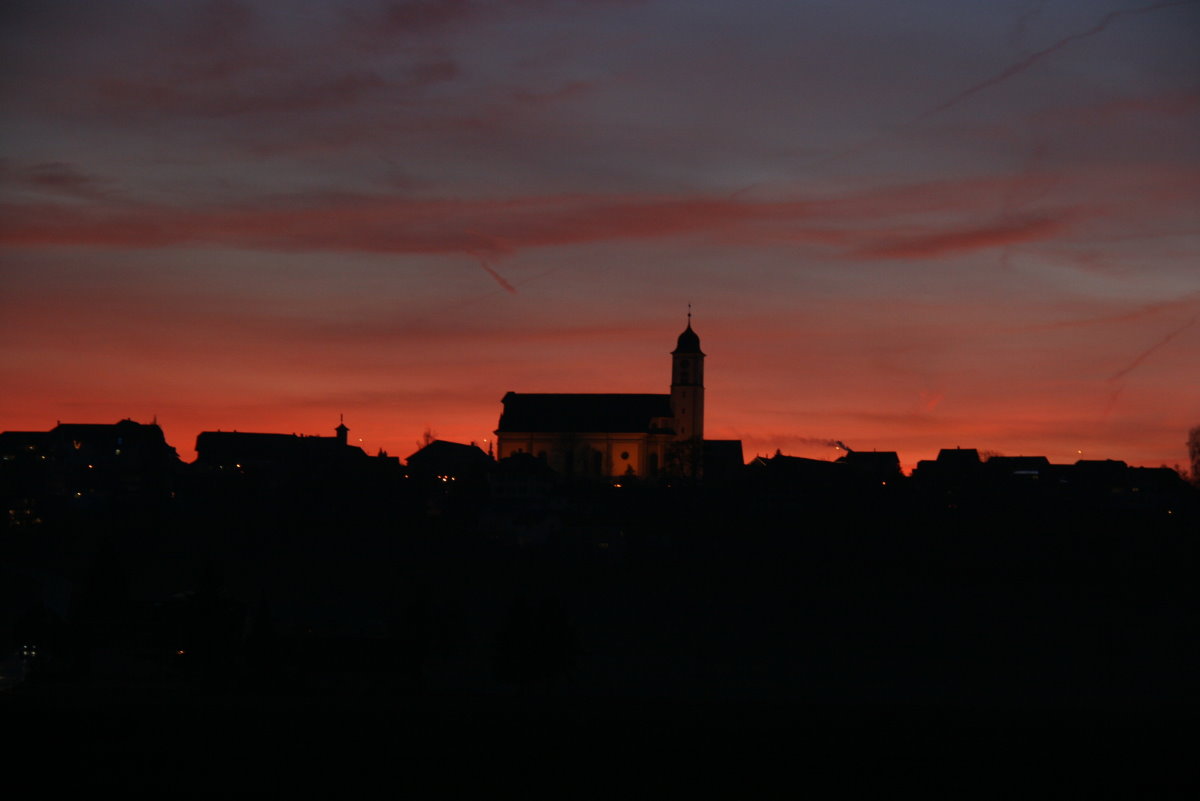 Die Kulisse von Knutwil mit der markanten Pfarrkirche an einem Dezemberabend; 11.12.2015