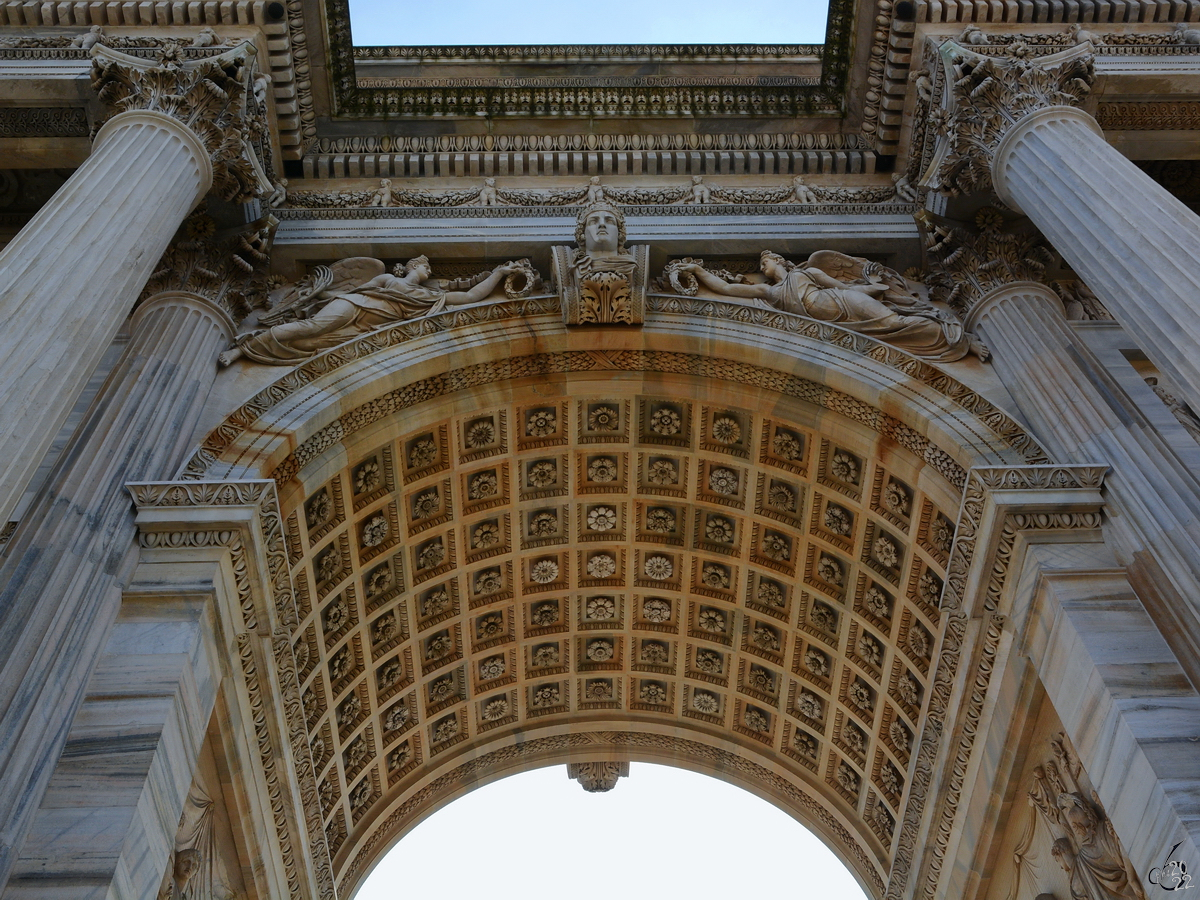 Die kunstvolle Ausgestaltung des Friedensbogens (Arco della Pace) von Mailand. (Juni 2014)