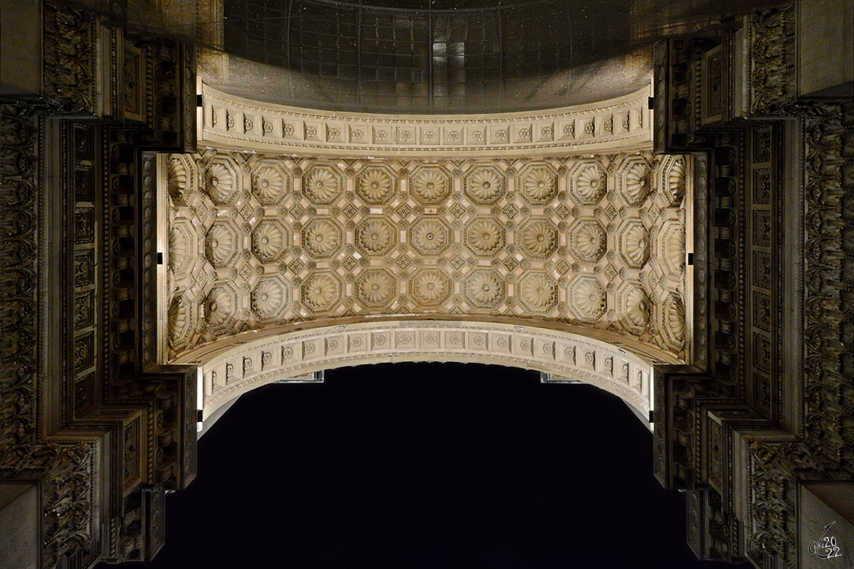 Die kunstvolle Deckengestaltung an Einem der Portale der Galleria Vittorio Emanuele II, einer Einkaufsgalerie aus dem 19. Jahrhundert. (Mailand, Juni 2014)