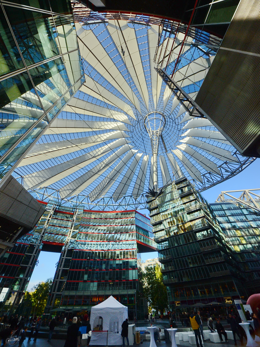 Die Kuppel des Sony Centers am Potsdamer Platz. (Berlin-Mitte, Oktober 2013)