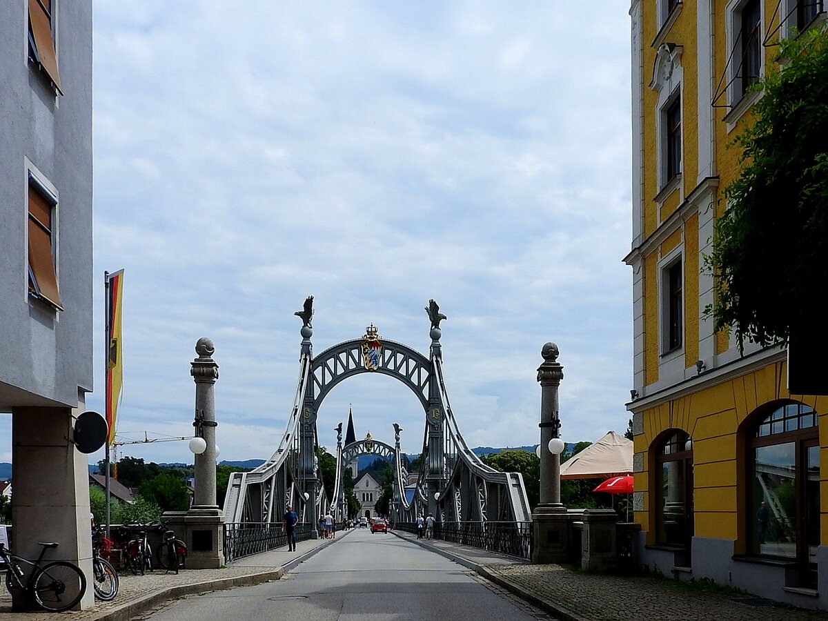 Die  Lnderbrcke  (eine eiserne genietete Fachwerkkonstruktion) ber die Salzach verbindet die beiden Grenzstdte Laufen, mit der sterreichischen Stadt Oberndorf, und wurde von Dez.1901 bis Mai1903 errichtet; 210704