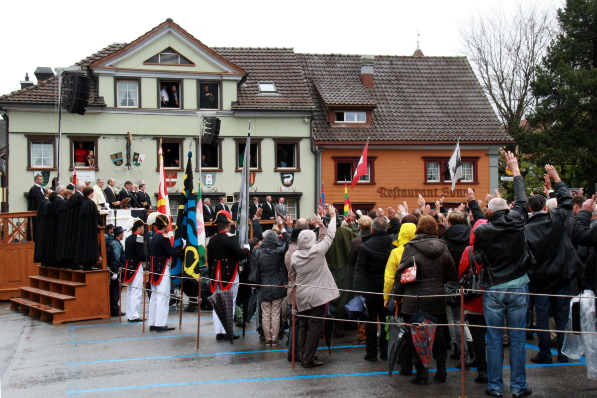 Die Landsgemeinde ist in der Schweiz eine der ltesten und einfachsten Formen der direkten Demokratie. Die wahl- und stimmberechtigten Brger eines Kantons, eines Bezirks oder eines Kreises versammeln sich an einem bestimmten Tag unter freiem Himmel, um ihre verfassungsmssigen Aufgaben zu erledigen. Die Landsgemeinde gibt es nur noch in den Kantonen Glarus und Appenzell Innerrhoden. In Appenzell versammelt sich die Landsgemeinde am letztem Sonntag im April.
Landsgemeinde in Appenzell am 27.04.2014