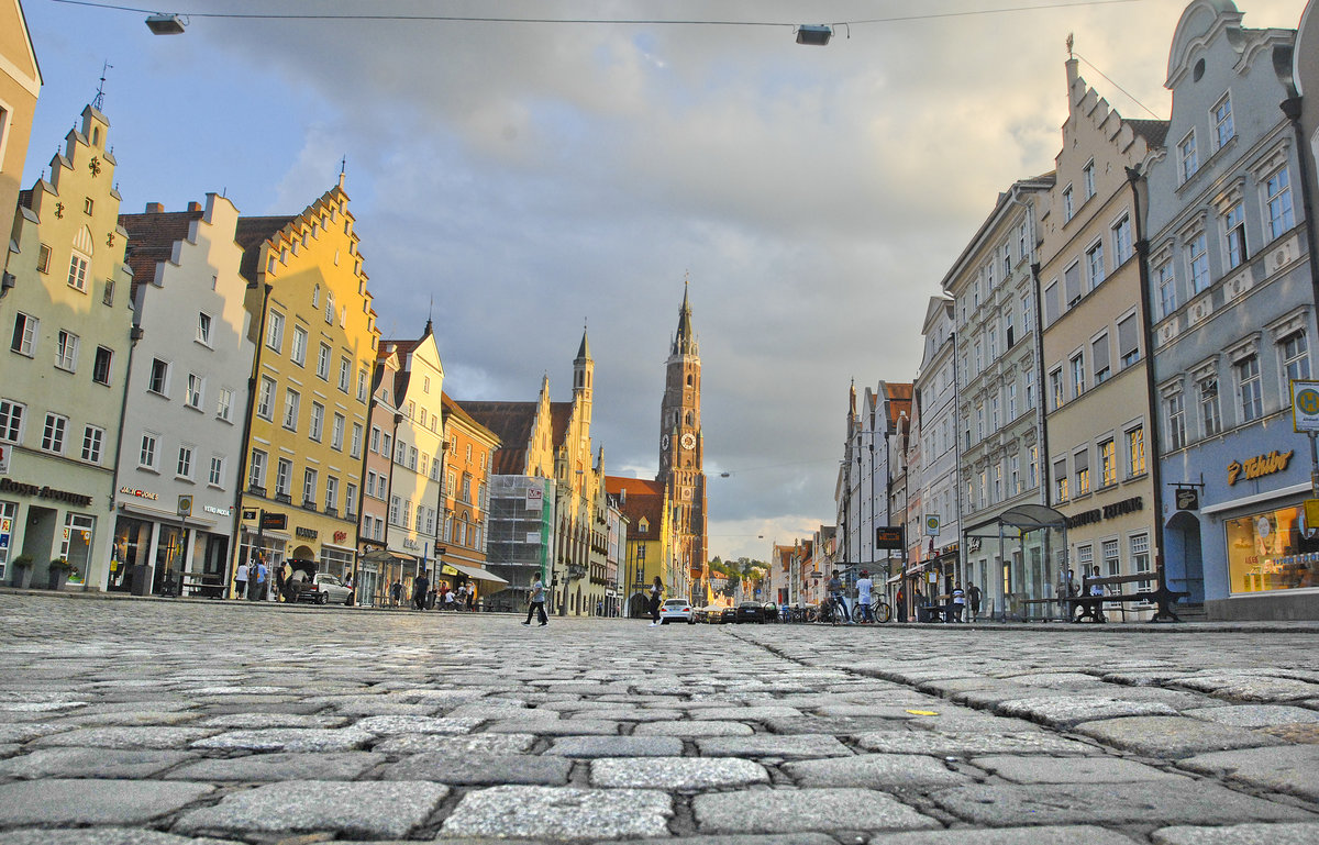 Die Landshuter Altstadt mit der Basilika St. Martin im Hintergrund. Aufnahme: 24. Juli 2016.