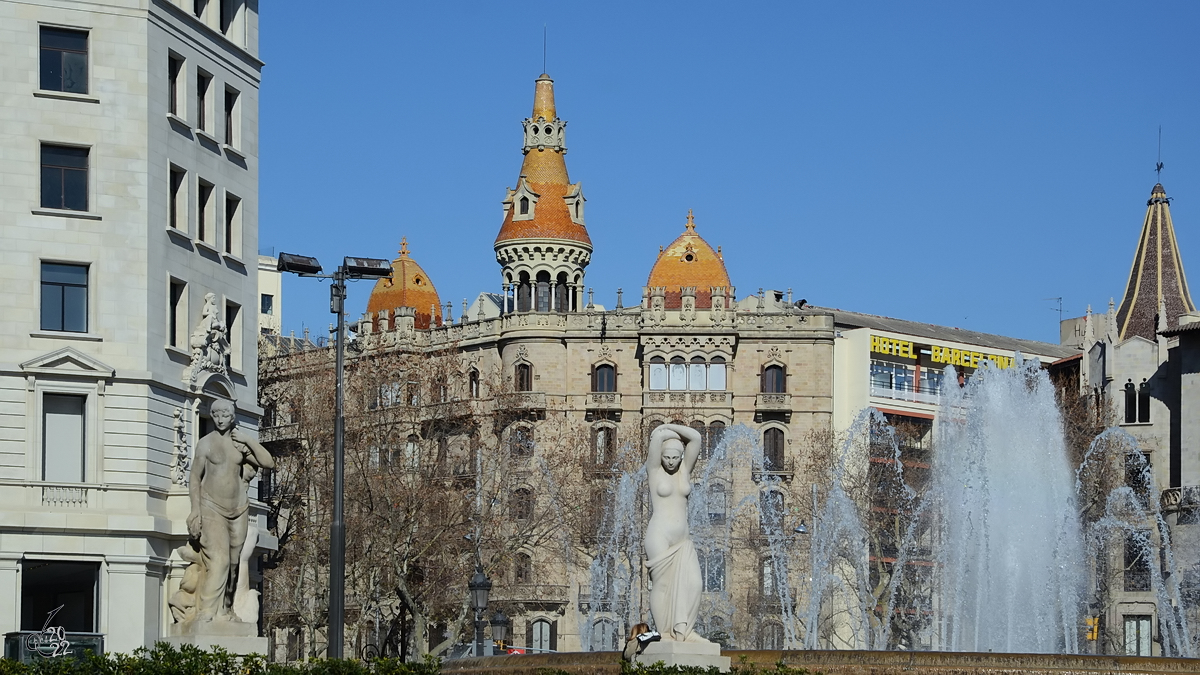 Die  Les Cases Antoni Rocamora  wurden zwischen 1914 und 1917 im modernistischen Stil erbaut. (Barcelona, Februar 2013)