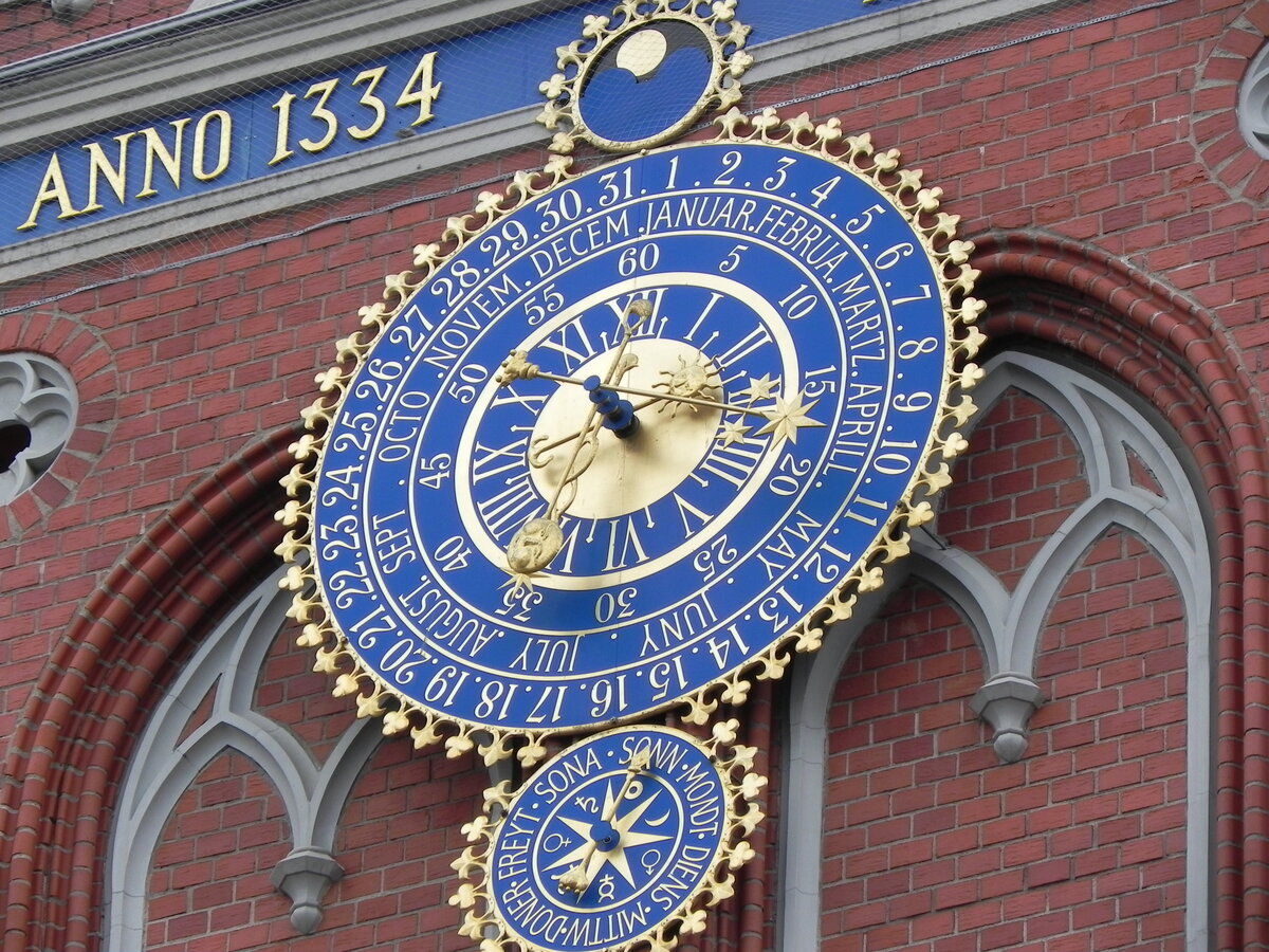 Die lettische Hauptstadt Riga am 09.07.2017. Eine astronomische Uhr an der Giebelfassade des Schwarzhupterhauses.  Die Schwarzhupter waren eine Vereinigung unverheirateter junger auslndischer Kaufleute, die in Riga lebten, ohne das Brgerrecht der Stadt zu besitzen  (Wikipedia).