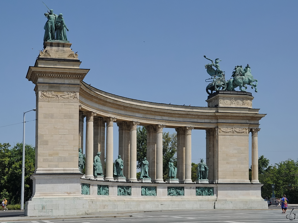 Die linke (und rechte) Kolonnade auf dem Heldenplatz in Budapest ist geschmckt mit Statuen von Herrschern und bedeutenden historischen Gestalten Ungarns. (August 2017)