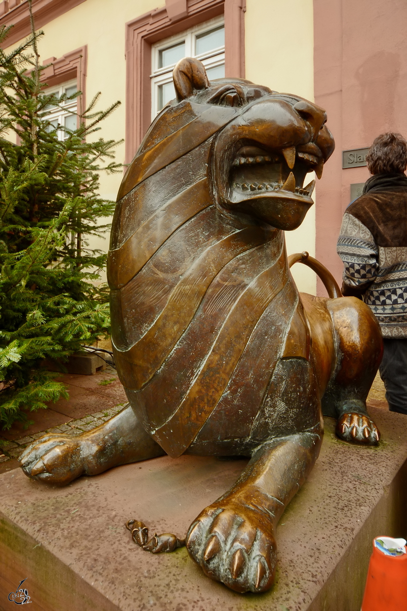 Die Lwenskulptur vor dem Rathaus in Neustadt an der Weinstrae mchte wohl die beiden Muse zu seinen Fen imponieren. (Dezember 2014)