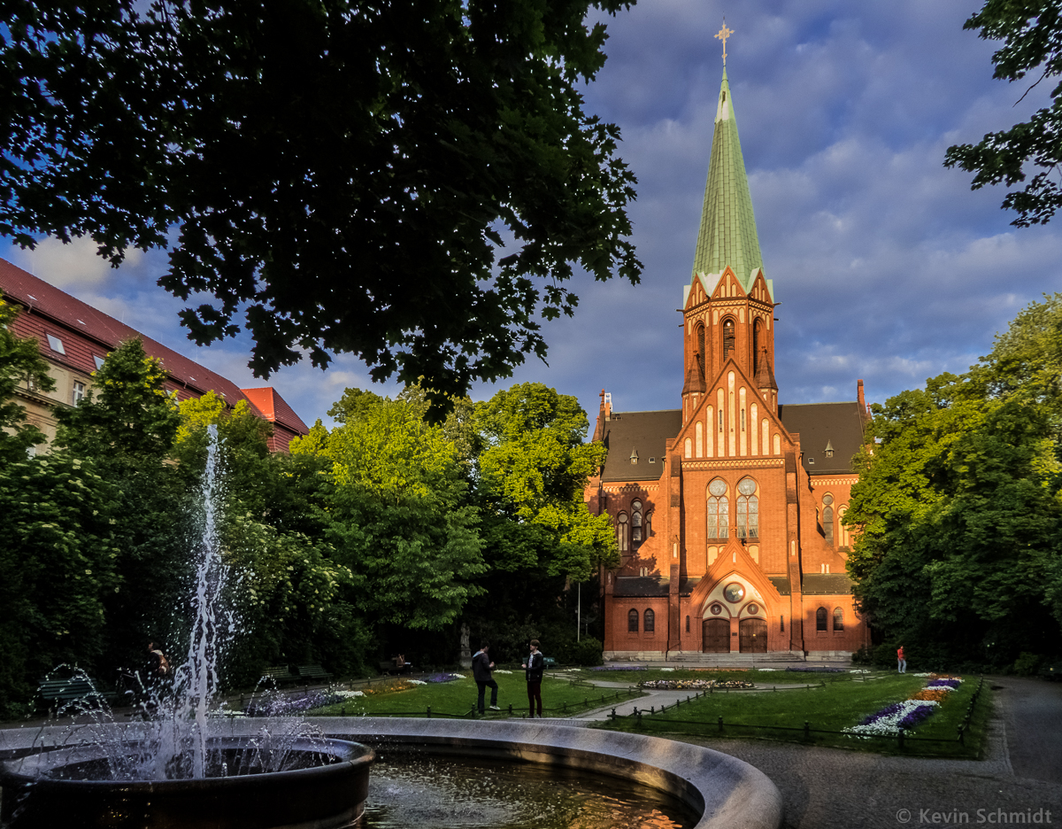 Die Ludwigskirche in Berlin-Wilmersdorf wurde Ende des 19. Jahrhunderts im Stil der Norddeutschen Backsteingotik erbaut. Der um 1906 angelegte Park, der die Kirche grozgig von der umgebenden Bebauung abgrenzt, war damals eine stdtebauliche Besonderheit. (13.05.2014)