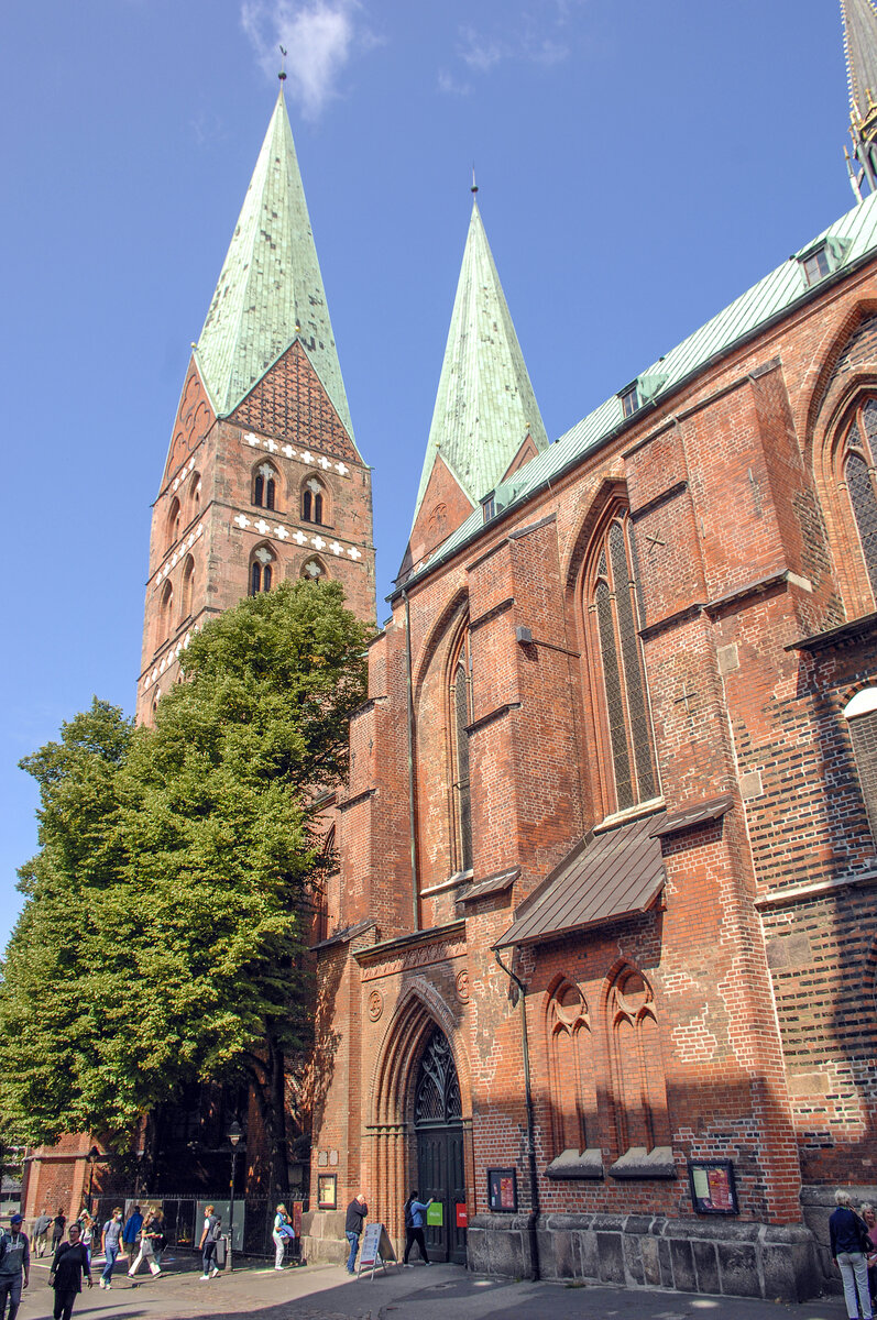 Die Lbecker Markt- und Hauptpfarrkirche befindet sich auf dem hchsten Punkt der Lbecker Altstadtinsel, und ist Teil des Unesco-Welterbes Lbecker Altstadt. St. Marien gilt als Mutterkirche der Backsteingotik und als ein Hauptwerk des Kirchbaus im Ostseeraum.Aufnahme: 20. August 2021.