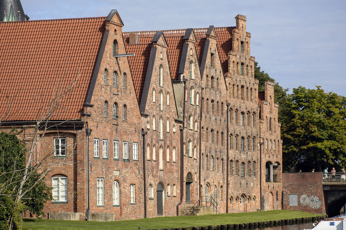 Die Lbecker Salzspeicher werden heute von einem Textilkaufhaus genutzt, das 1942 nach Bombardierung seiner ursprnglichen Geschftsrume in einen der Salzspeicher als Ausweichquartier umzog und dort sein Geschft belie. Aufnahme: 21. August 2021.