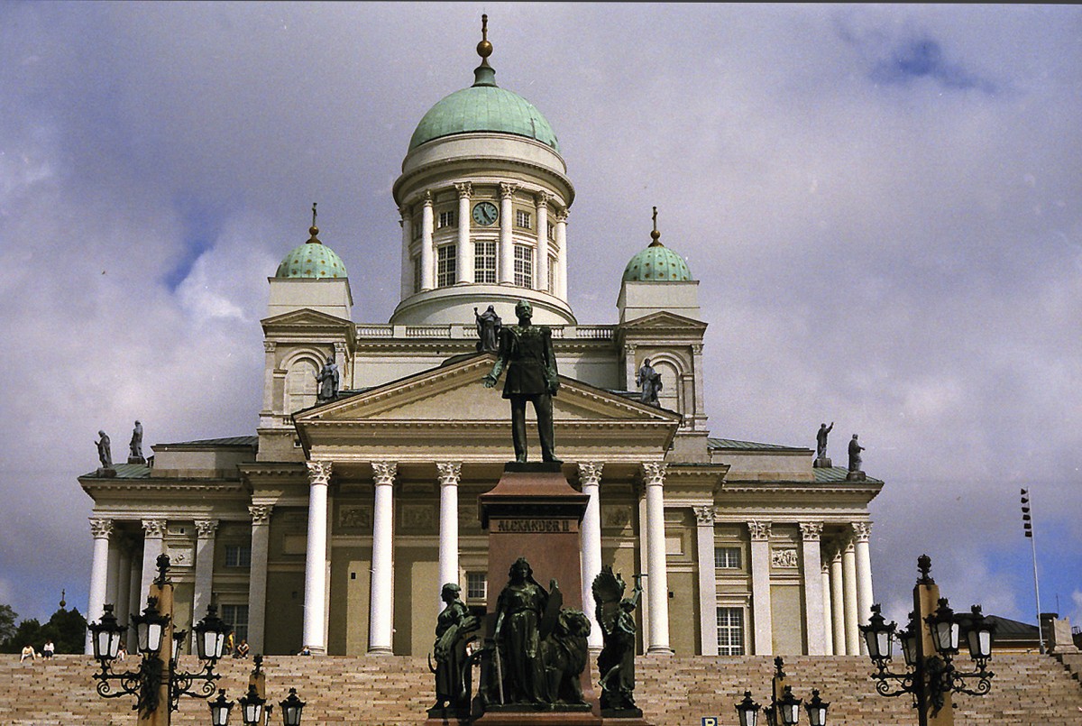 Die Lutherische Domkirche (Tuomiokirkko) am Senaatintori ist das inoffizielle Symbol der Stadt Helsinki und dominiert den gesamten Senatsplatz. Aufnahme: Juli 1985 (digitalisiertes Negativfoto).