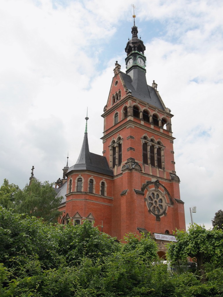 Die Lutherkirche (mit roten Backsteinen) in Radebeul gesehen am 21. Juni 2015.

