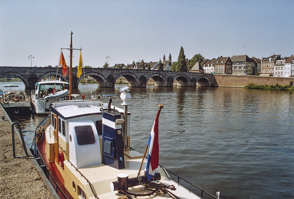 Die Maas in Maastricht - im Hintergrund ist die Sint Servaasbrug zu sehen. Aufnahme: Juli 2004.