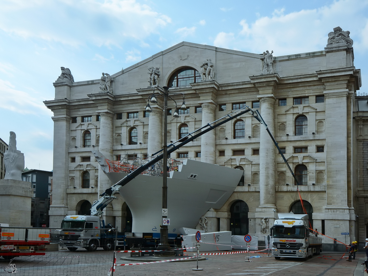 Die Mailnder Brse befindet sich im von 1929 bis 1932 im Stil des Neoklassizismus gebauten Palazzo Mezzanotte. (Juni 2014)