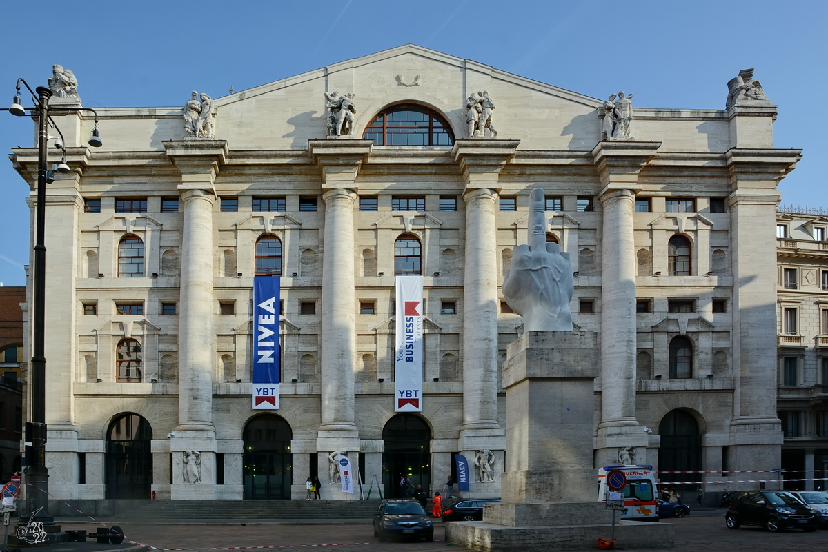 Die Mailnder Brse befindet sich im von 1929 bis 1932 im Stil des Neoklassizismus gebauten Palazzo Mezzanotte. (April 2015)