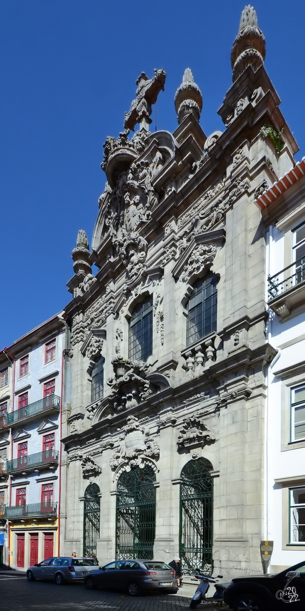 Die im manieristischen Stil gehaltene Barmherzigkeitskirche (Igreja da Misericrdia) von Porto, so gesehen Ende Mai 2013.