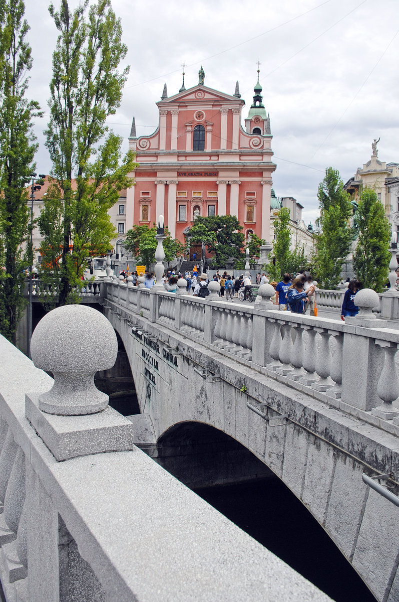 Die Mari-Verkndigung-Kirche (Slowenisch: Cerkev Marijinega oznanjenja) oder Franziskanerkirche (Frančikanska cerkev) befindet sich auf dem Preerenplatz in Ljubljana (Laibach). Aufnahme: 1. August 2016.