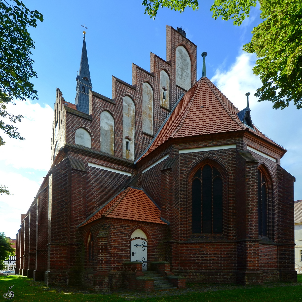 Die Marienkirche in Usedom ist eine dreischiffige Hallenkirche aus Backstein mit sechs Jochen. (August 2013)
