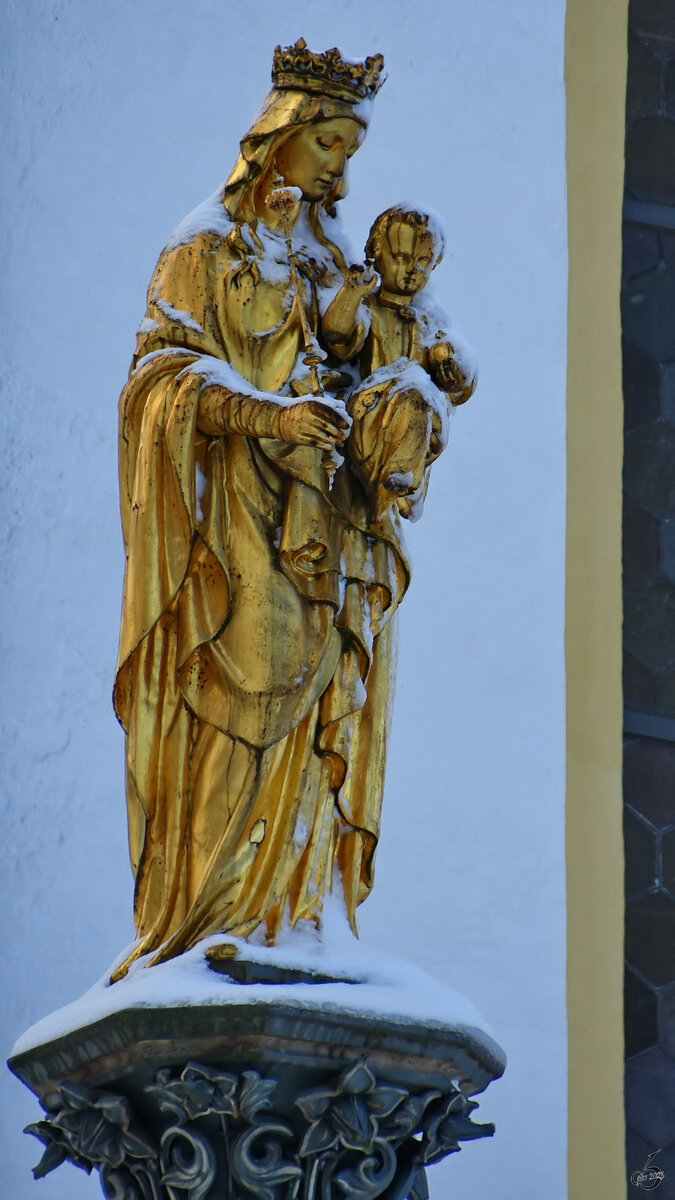 Die Mariensule an der Pfrontener Kirche St. Nikolaus. (November 2023)