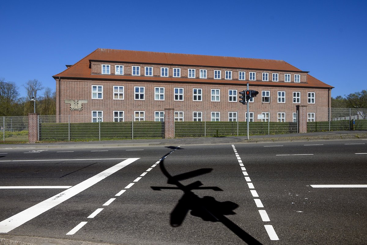 Die Marineschule im Flensburger Stadtteil Mrwik. Der Sonderbereich Mrwik war die Bezeichnung fr ein ungefhr 14 Quadratkilometer groes Gebiet bei Flensburg-Mrwik, in dem sich die Regierung Dnitz aufhielt. Dieser letzte Rest des NS-Staates bestand bis zum 23. Mai 1945
Aufnahme: 21. April 2020.