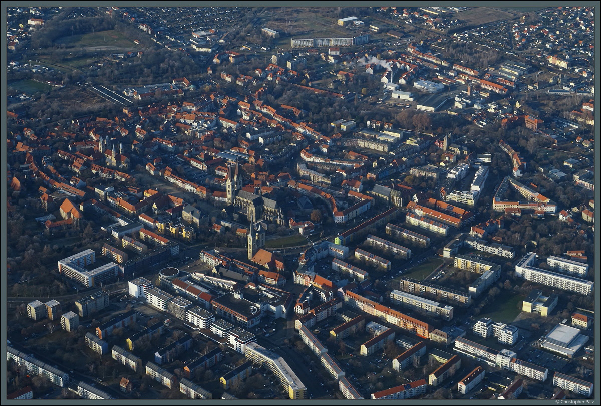 Die markanten Trme von Liebfrauenkirche (links), Dom (Mitte) und Martinikirche (davor) von dominieren die Siluette von Halberstadt. (22.12.2021)