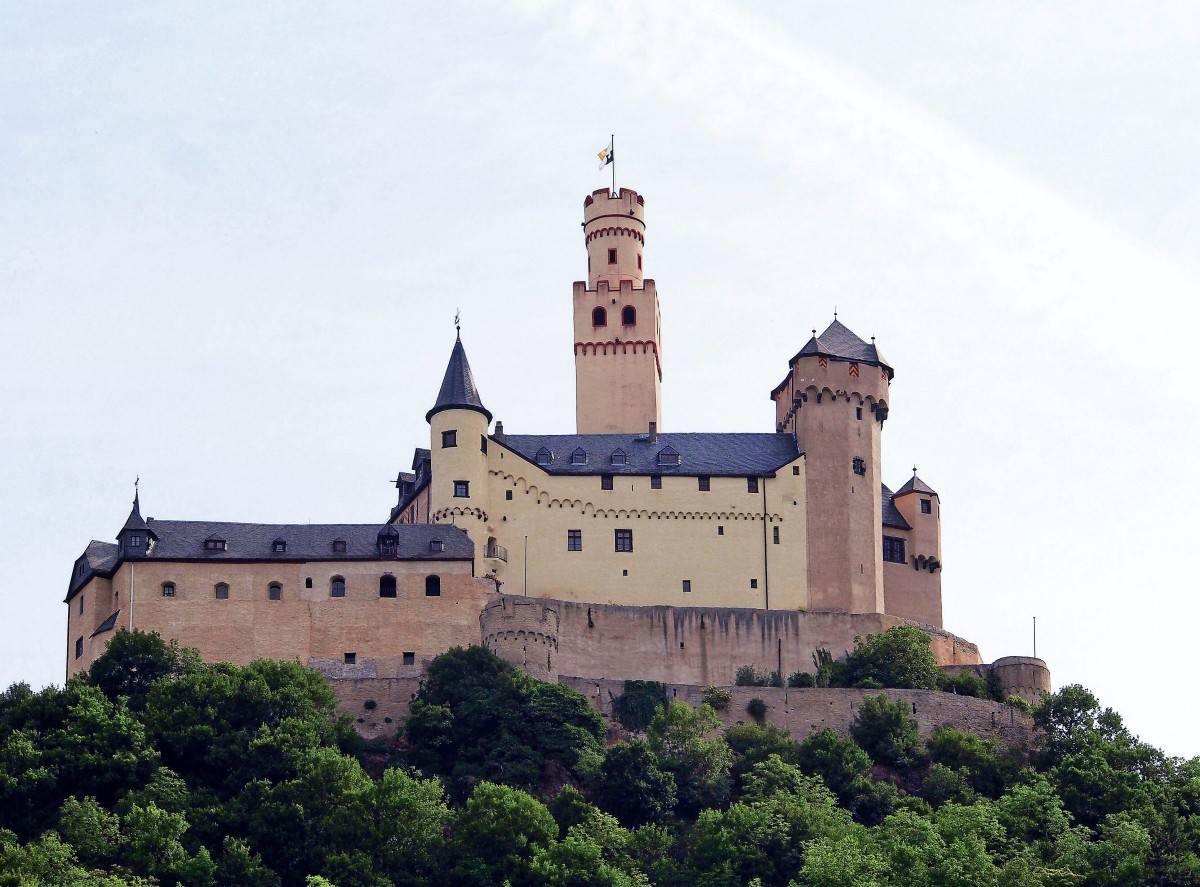 Die Marksburg oberhalb von Braubach. Sie ist die einzige nie zerstrte Hhenburg am Mittelrhein und Sitz der Deutschen Burgenvereinigung. (31. Mai 2015)