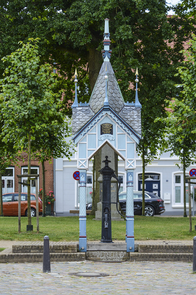 Die Marktpumpe am Markt in Friedrichstadt mit dem gotikhnlichen Brunnenhuschen wurde 1879 von dem Architekten Heinrich Rohardt errichtet und der Stadt zum Geschenk gemacht. Auf der Stirnseite des Brunnenhuschens befinden sich vier Verse, die von Klaus Groth in plattdeutscher Sprache speziell ber das Wasser gedichtet wurden.
Aufnahme: 9. Juli 2019.